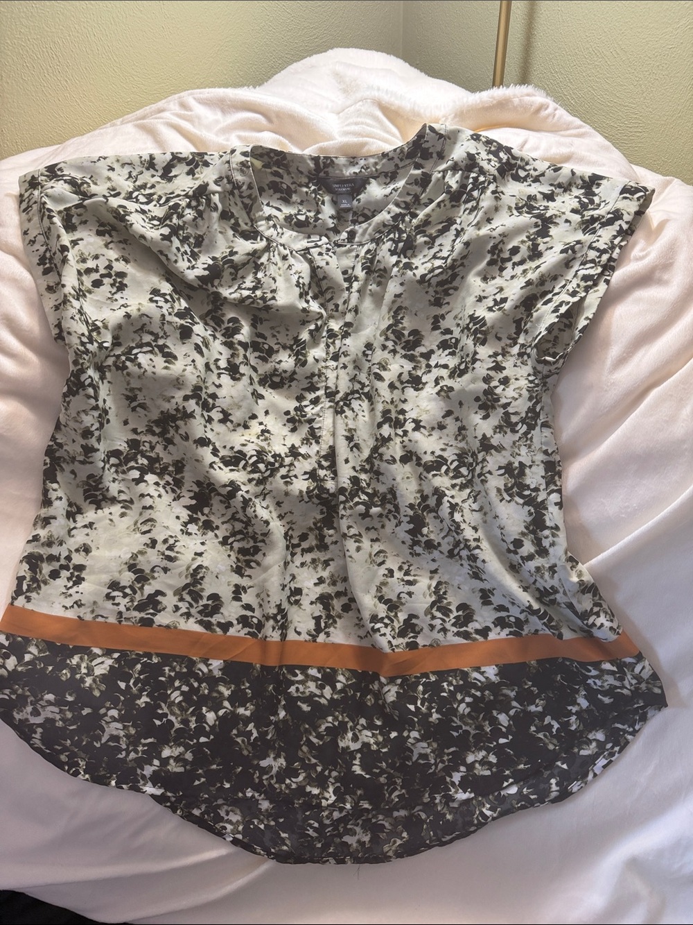 Simply Vera Vera Wang Black and White Floral Cap Sleeve Blouse with Tan Trim